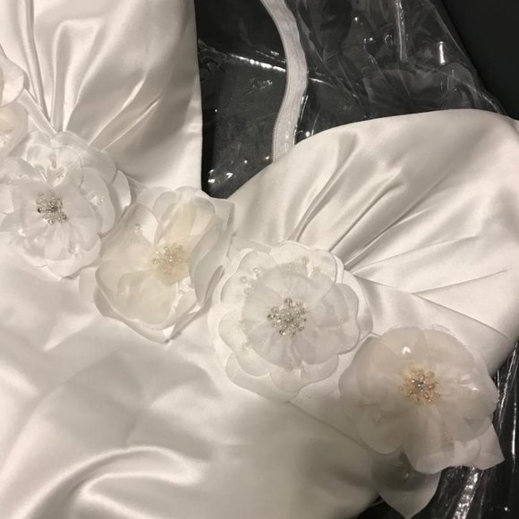 WHITE BRIDAL GOWN - BEACH - Picture 3 of 7